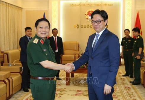 Defence Minister receives Cambodia diplomat