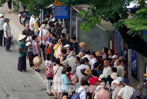 Hundreds of old people queue to get free bus pass