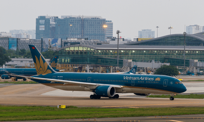 Mobile stairs punch hole in Vietnam Airlines plane at Saigon airport