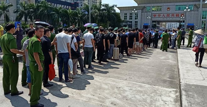 28 Chinese deported for running fake stock trading floor