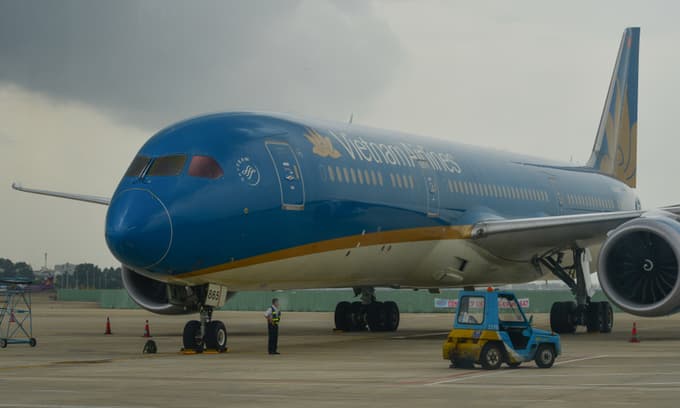 Driver fined for cutting in front of moving plane at Saigon airport