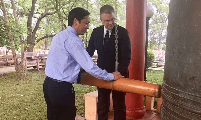 US ambassador pays respects at Vietnamese military cemetery