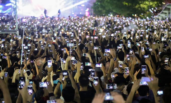Vietnamese spend four hours a day on smartphones, survey finds