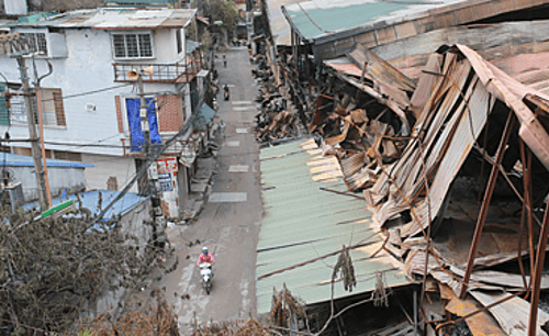 Hanoi citizens evacuate over warehouse fire impacts