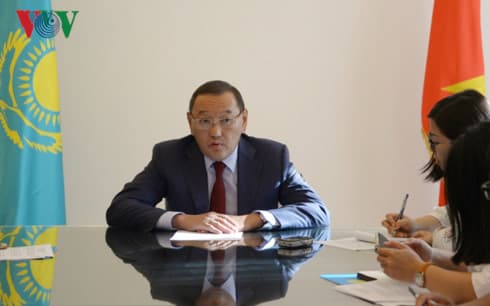 Kazakhstan expects greater Vietnamese investment in local garment sector