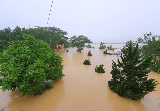 200 families marooned as floods submerge central Vietnam