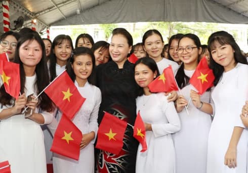 Leaders share new school year’s joy with students nationwide