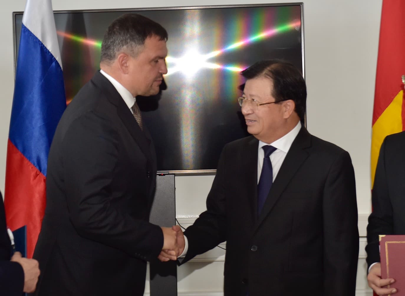 VN supports Russian companies to expand oil exploration in continental shelf