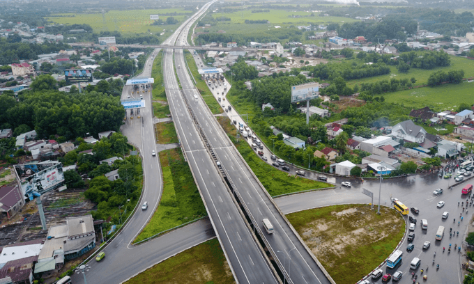 Saigon wants roads, parking lots beneath expressways