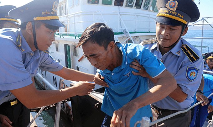 41 fishermen cling to plastic bottles for 30 hours at sea
