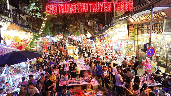 Hanoi's old quarter overrun by vacation crowds for Mid-Autumn Festival