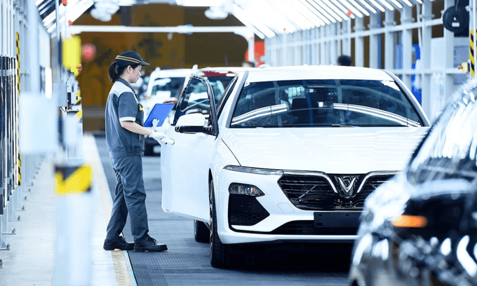 S&P cuts Vingroup outlook to ‘negative’ on car venture debts