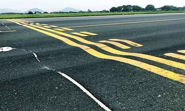 Complete Hanoi, HCMC airport runway repairs by November: government