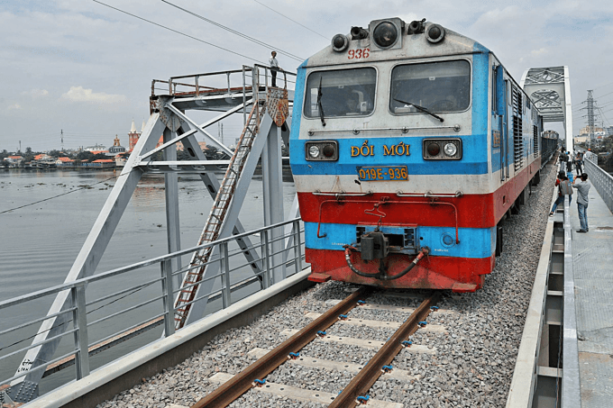New Saigon railway bridge hosts first test run