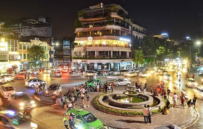 Hanoi food vendors, public ignore midnight curfew