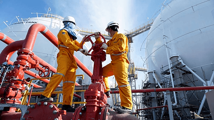 Oil and gas stocks rally as world prices rise
