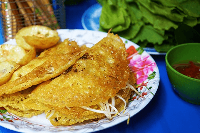 Saigon market eateries serve an array of appetizing snacks