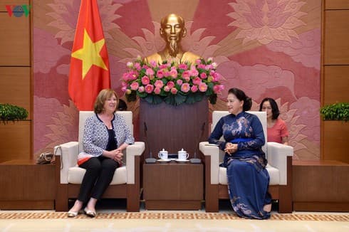 Top Vietnamese legislator receives French Senator