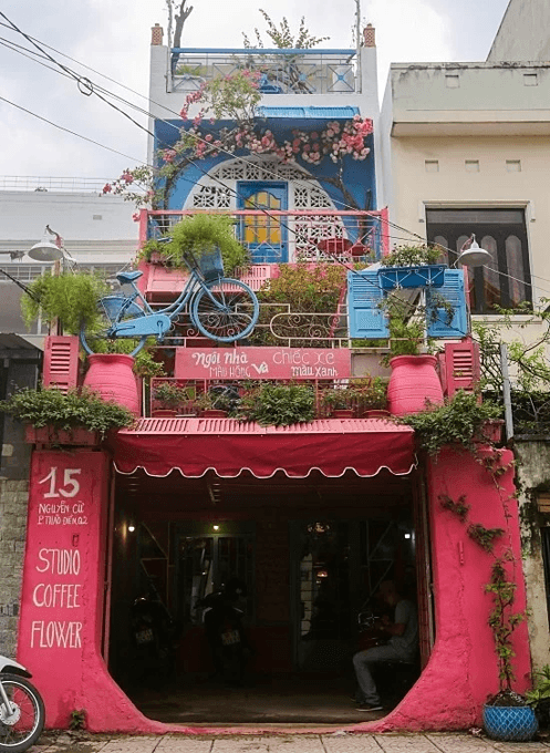 Memories of a Greek island take shape in Saigon