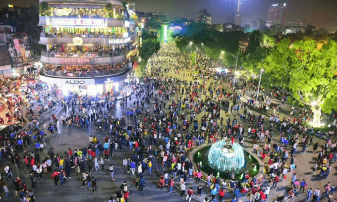 Hanoi mulls extending vehicle ban on walking streets