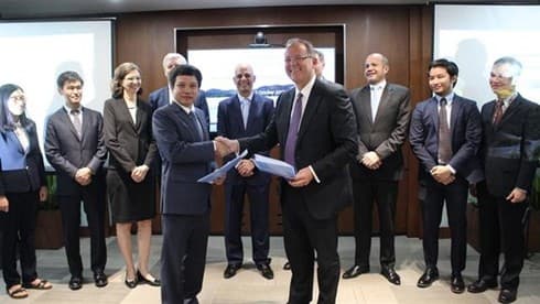 ADB inks deal to finance first large-scale floating solar power plant in Vietnam