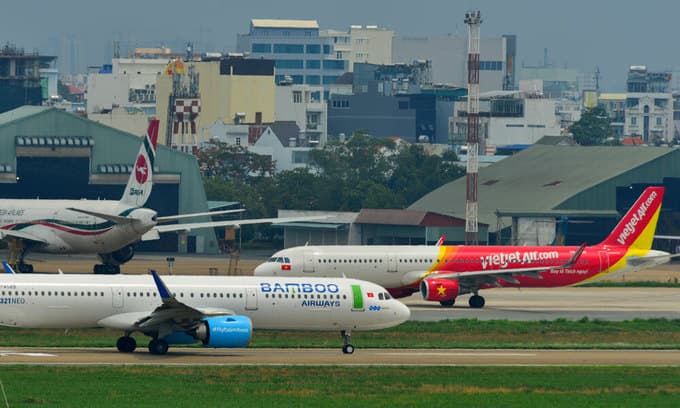 Four carriers offer flight safety officers to Vietnam aviation authority