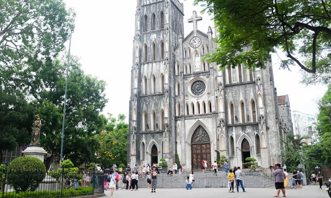 Hanoi to fine smokers at 30 public landmarks