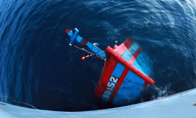 China prevents Vietnamese fishermen from recovering sunken vessel