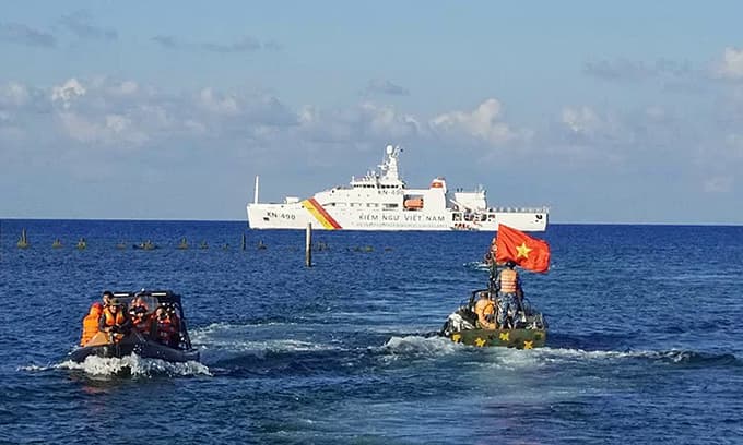Chinese ships chase Vietnamese fishermen away from Vietnam's waters