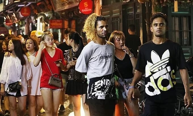 Don't stop the clock at midnight, nightlife seekers tell Hanoi