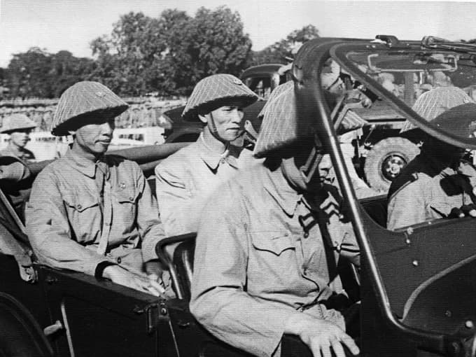 65 years ago, a flag hoisting ceremony marked Hanoi’s liberation