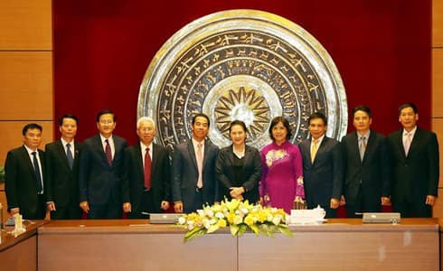 NA leader receives heads of Vietnam’s overseas representative agencies