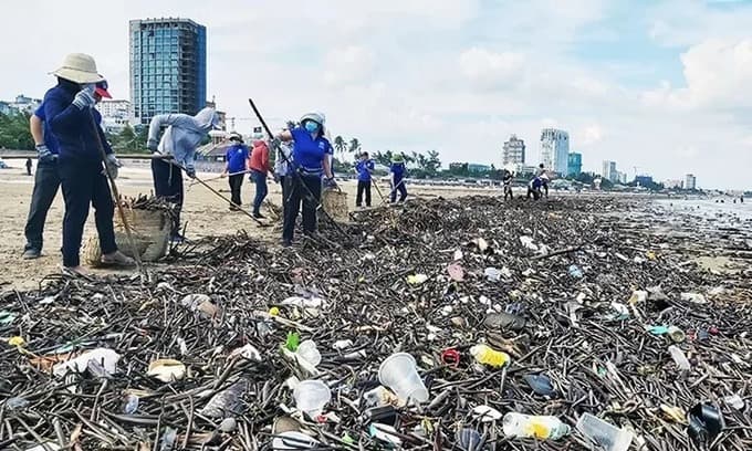 400 tons of garbage clog Vung Tau beach