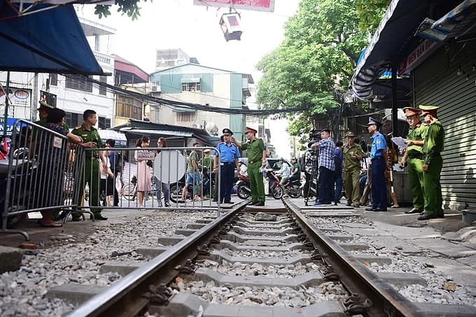 Hanoi Train Street wears deserted look as police prevent tourists’ entry