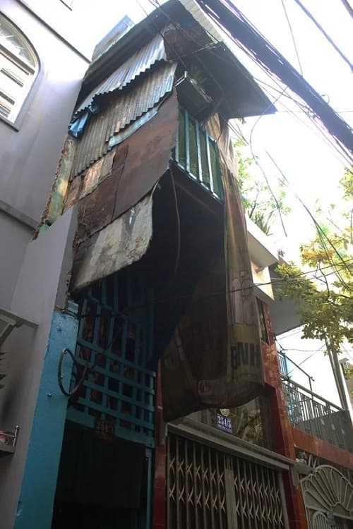 Living between two neighboring walls in Saigon