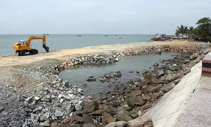 Vietnam beach town suspends sea-encroaching tourism project