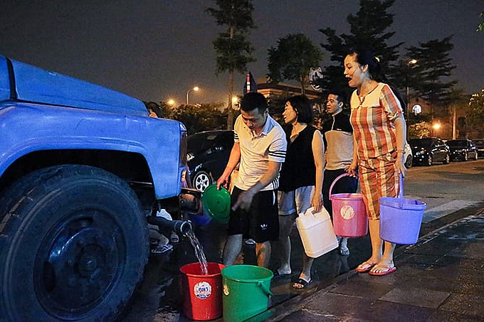 Hanoians struggle for drinking water after river contaminated with oil