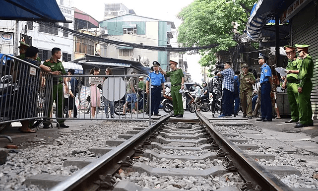 Hanoi turns down demand to let Train Street cafés reopen