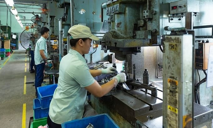 Vietnam lags far behind in setting healthy work hours: lawmakers
