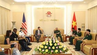 Top Lao leader meets former Vietnamese voluntary soldiers, experts