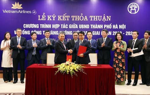 Hanoi, Vietnam Airlines sign cooperation agreement