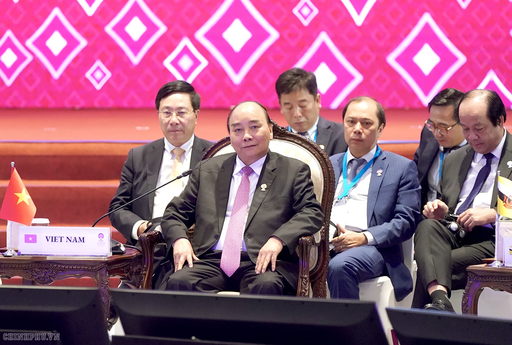 VN calls on EAS countries to uphold int'l law, form standards of conducts