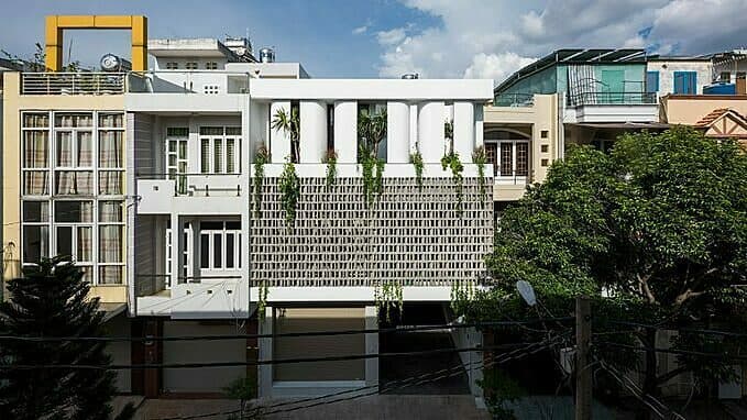 Atrium gives depth and vastness to Saigon house