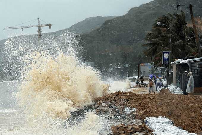 Quy Nhon shores up its beaches as storm Nakri threatens