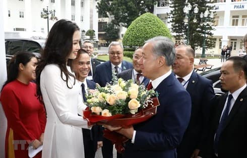 Kazakhstan’s lower house chairman visits Hanoi University