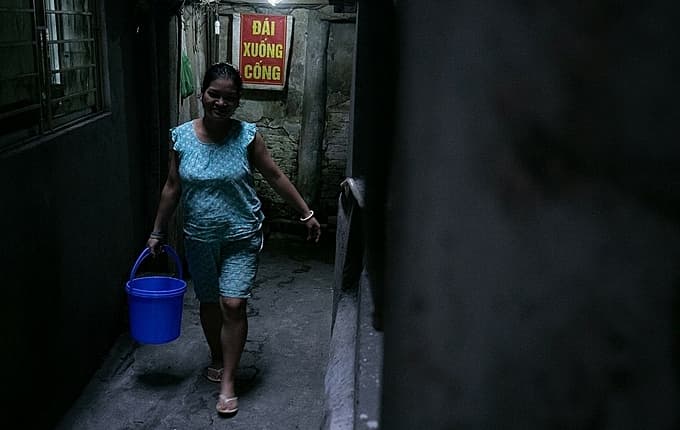 Three-member Hanoi family calls 4 sq.m room home