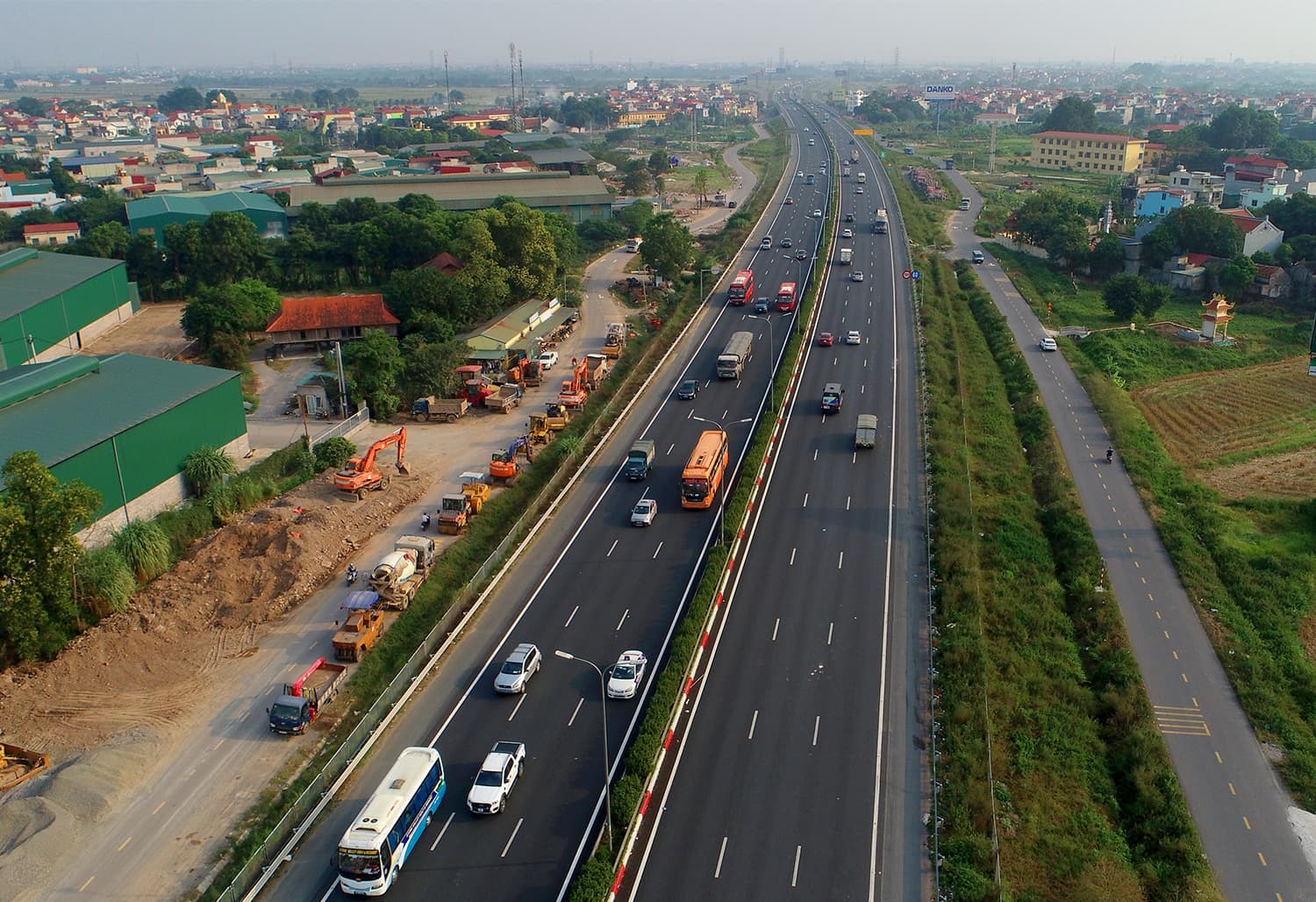 Expressways that burn up the road between Hanoi and northern provinces