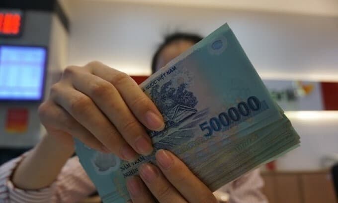 Central bank lowers ceiling on short-term interest rates