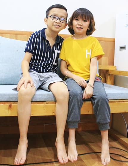 Love dwarfs obstacles as Vietnamese couple stand tall
