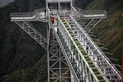 300m-high glass skywalk opens in Vietnam northern mountain